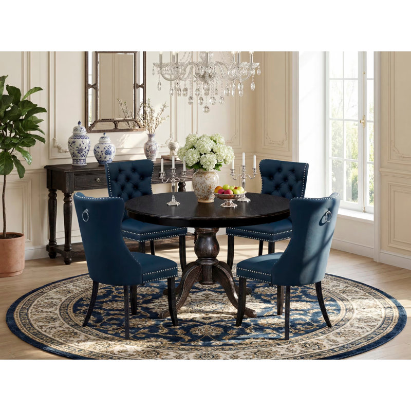 L'ensemble de table de cuisine 5 pièces comprend une table de cuisine ronde de 48 po avec piédestal et 4 chaises rembourrées en polyester bleu marine, noir sablé
