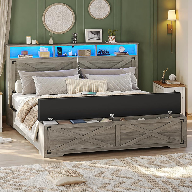 Lit Queen de style ferme en métal et bois avec porte de grange en X, tête de lit DEL RVB, station de recharge et pouf de rangement, chêne gris