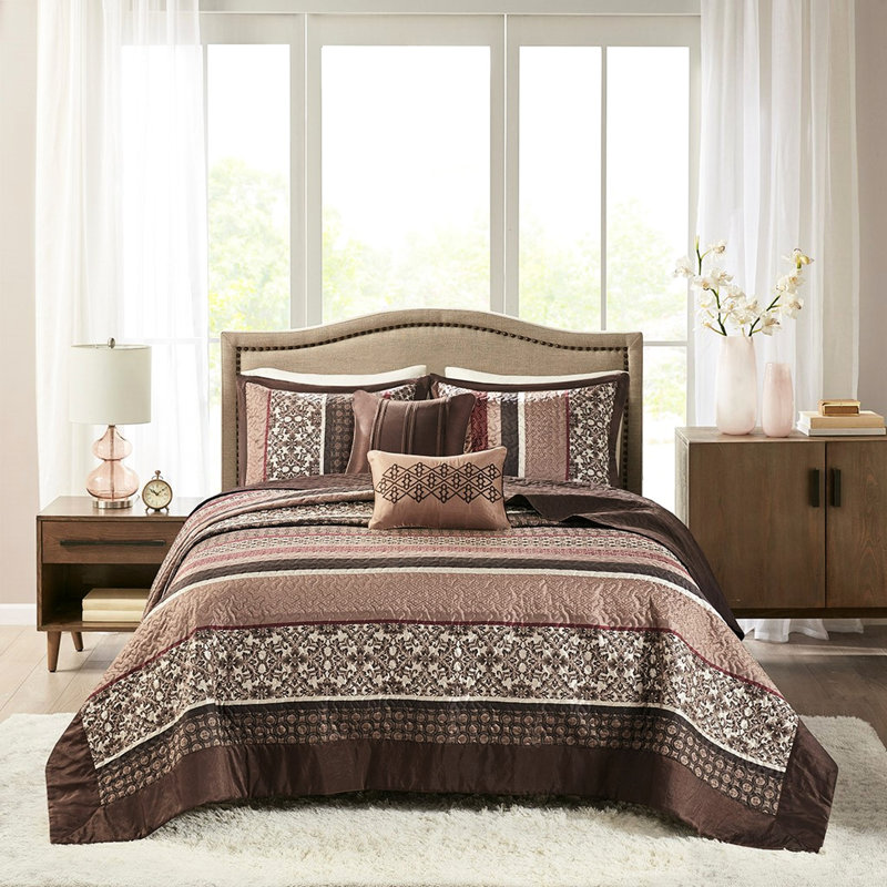 Literie traditionnelle rouge avec courtepointe et coussins 5 pièces, broderie double / grand