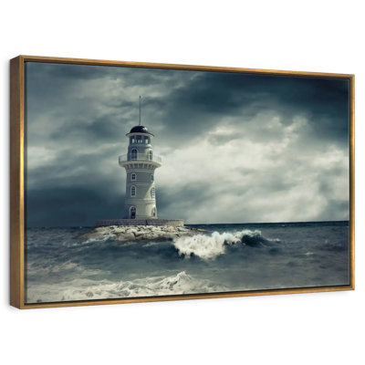 Phare sous les nuages de la tempête