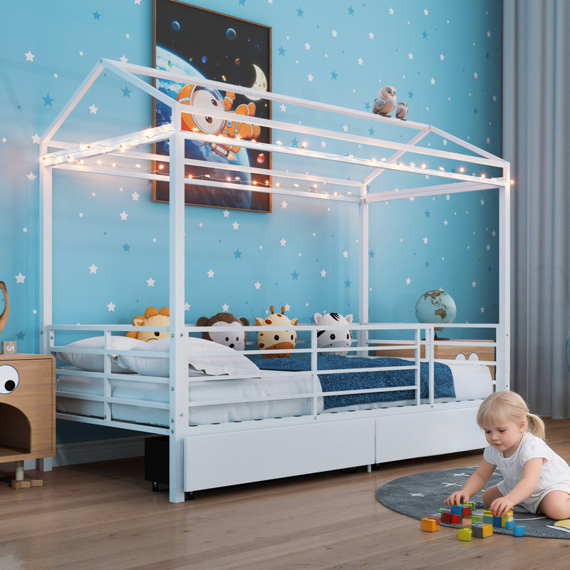 Lit simple blanc pour et, style chalet avec toit de garde-corps, structure en métal, conception de plancher sans sommier, mouvement facile à profil bas,