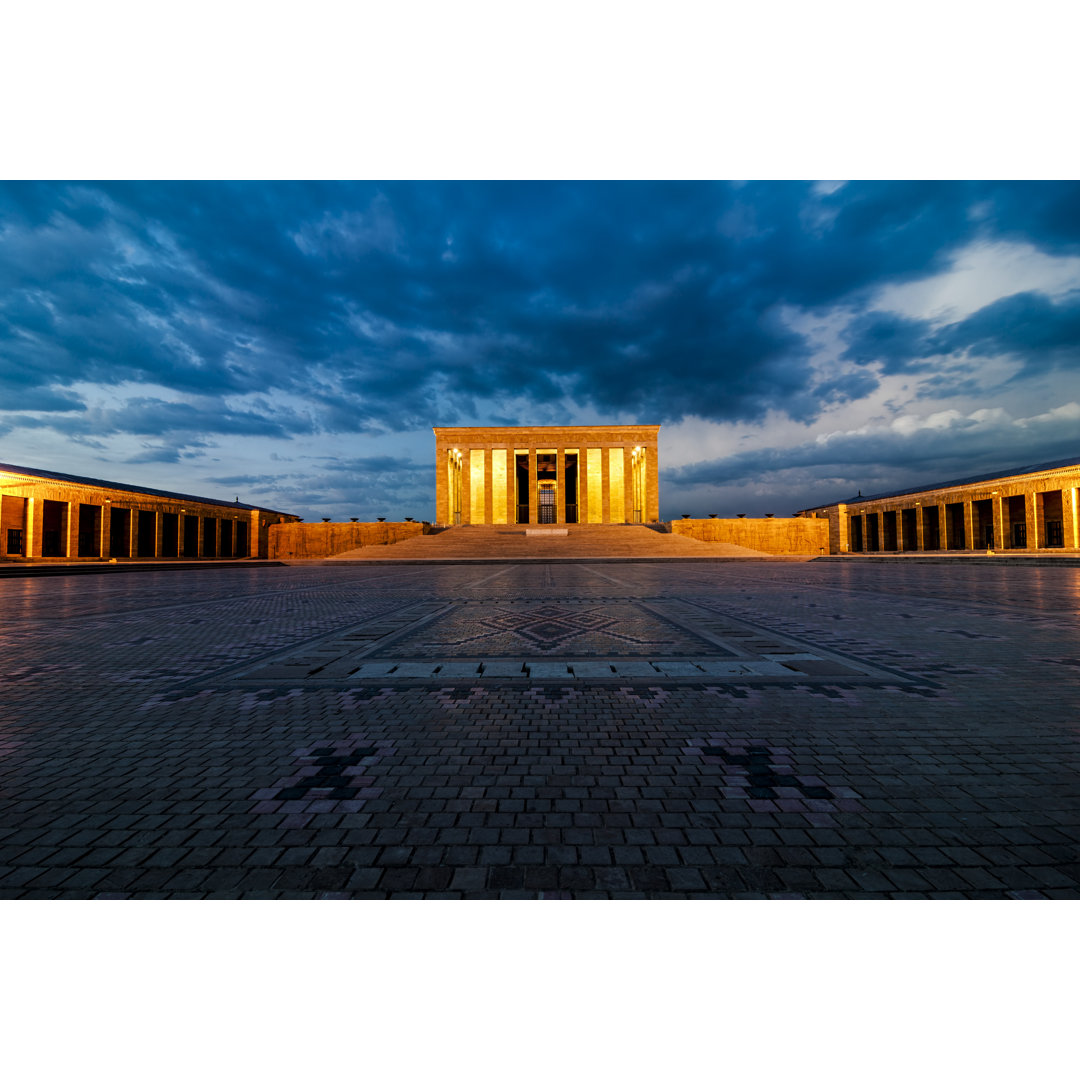 Anitkabir in der Abenddämmerung - Leinwandfoto im Wickel