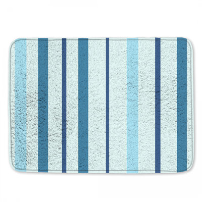 Tapis de bain bleu à rayures verticales