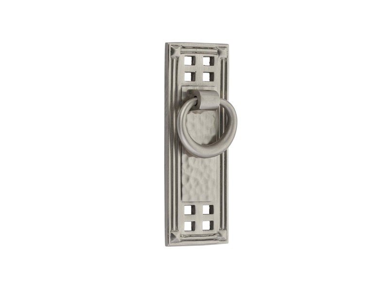 Poignée à anneau verticale martelée Emtek 1-1 / 2 po d'un centre à l'autre, Nickel satiné