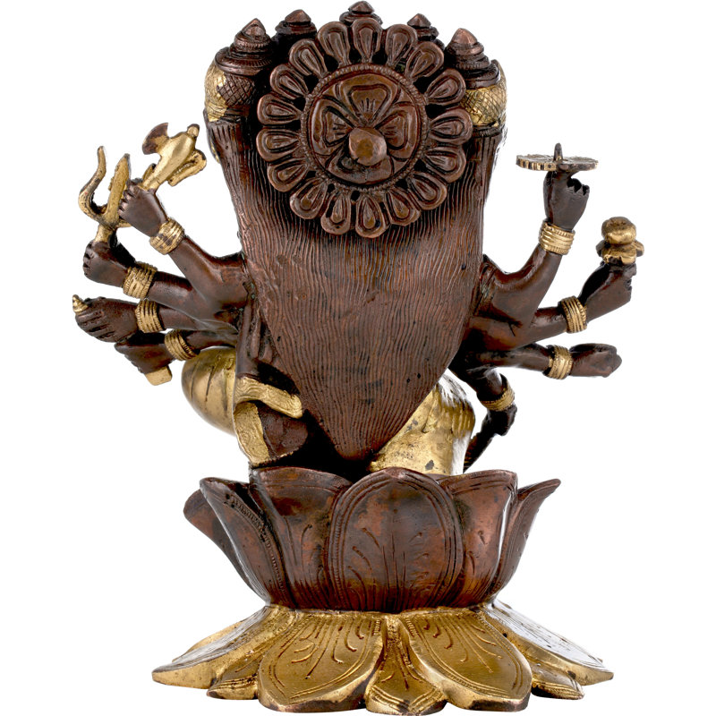 Statue Devi Gayatri sur des lotus en fleurs