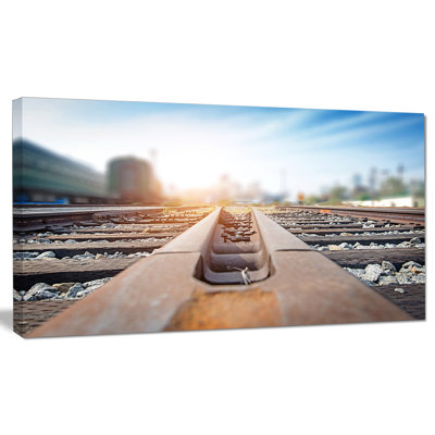 « plate-forme du train de fret avec conteneur », impression sur toile tendue