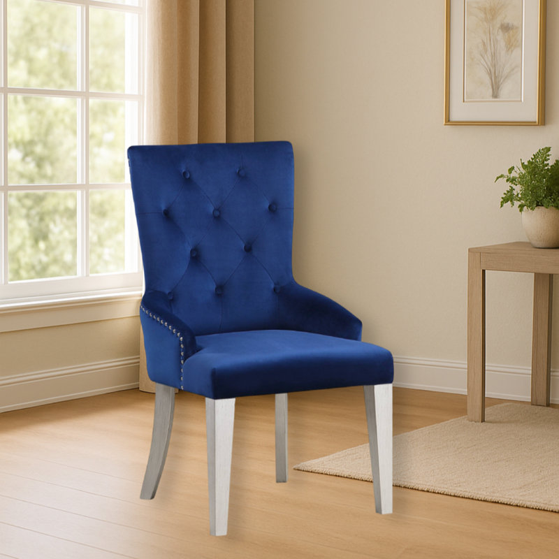 Chaise capitonnée avec garniture cloutée et pieds en bois