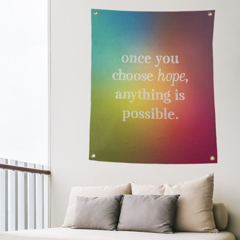 Tapisserie de polyester, citation en polyester, citation de l’espoir, H 80 po x l 59 po, Arc-en-ciel
