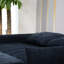 Lit bleu marine confortable avec compartiment de rangement et dossier pratique