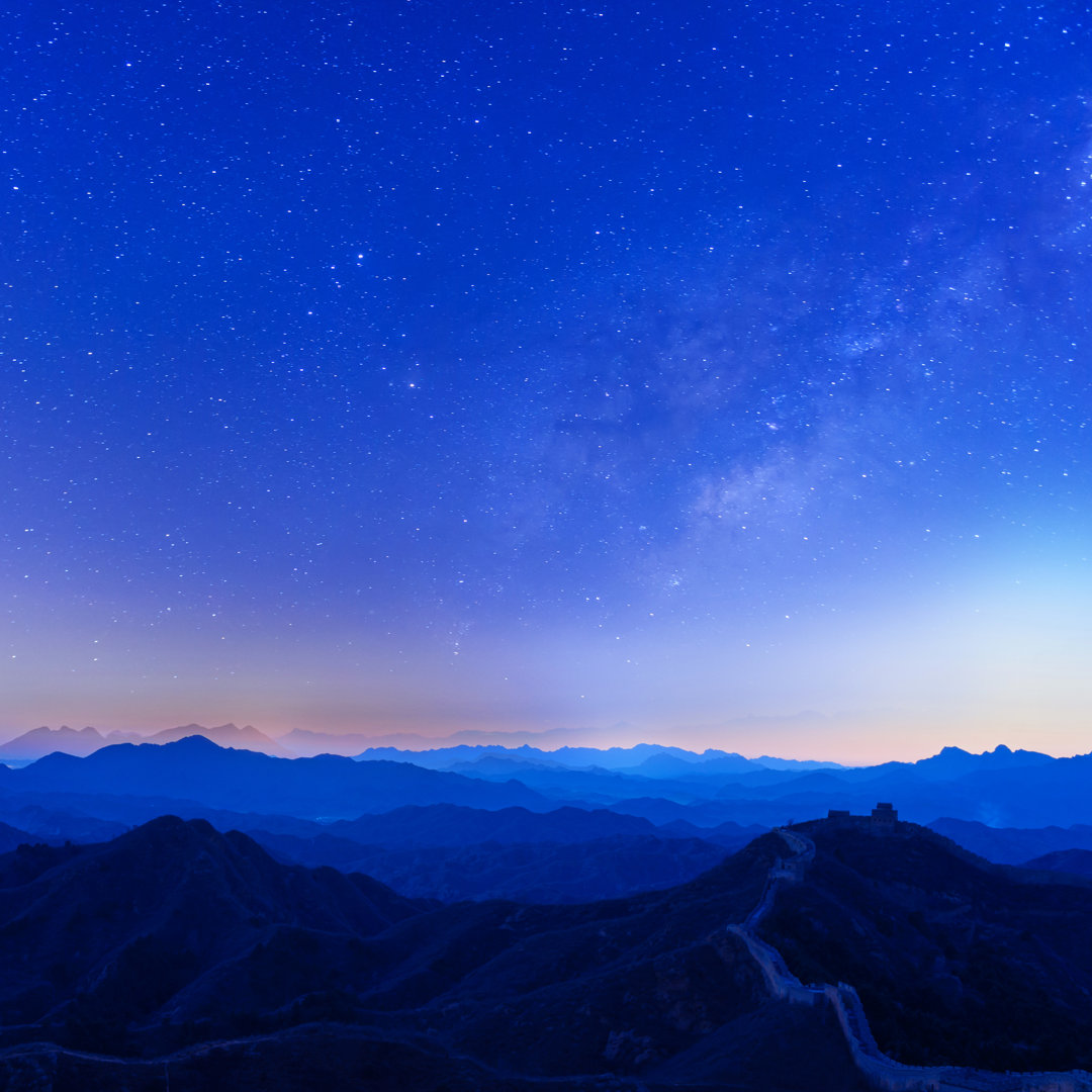 Blaue, nächtliche Aufnahme der Großen Mauer unter dem Sternenhimmel