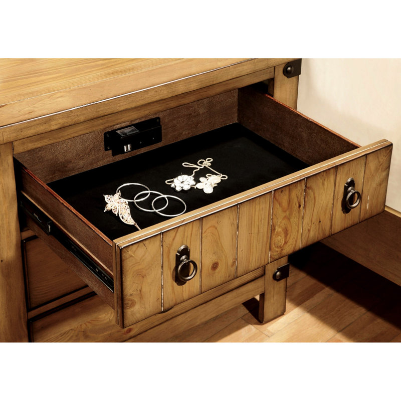 Table de chevet transitionnelle pour chambre à coucher avec boîte doublée de feutre et prise d'apparence contemporaine en bois massif