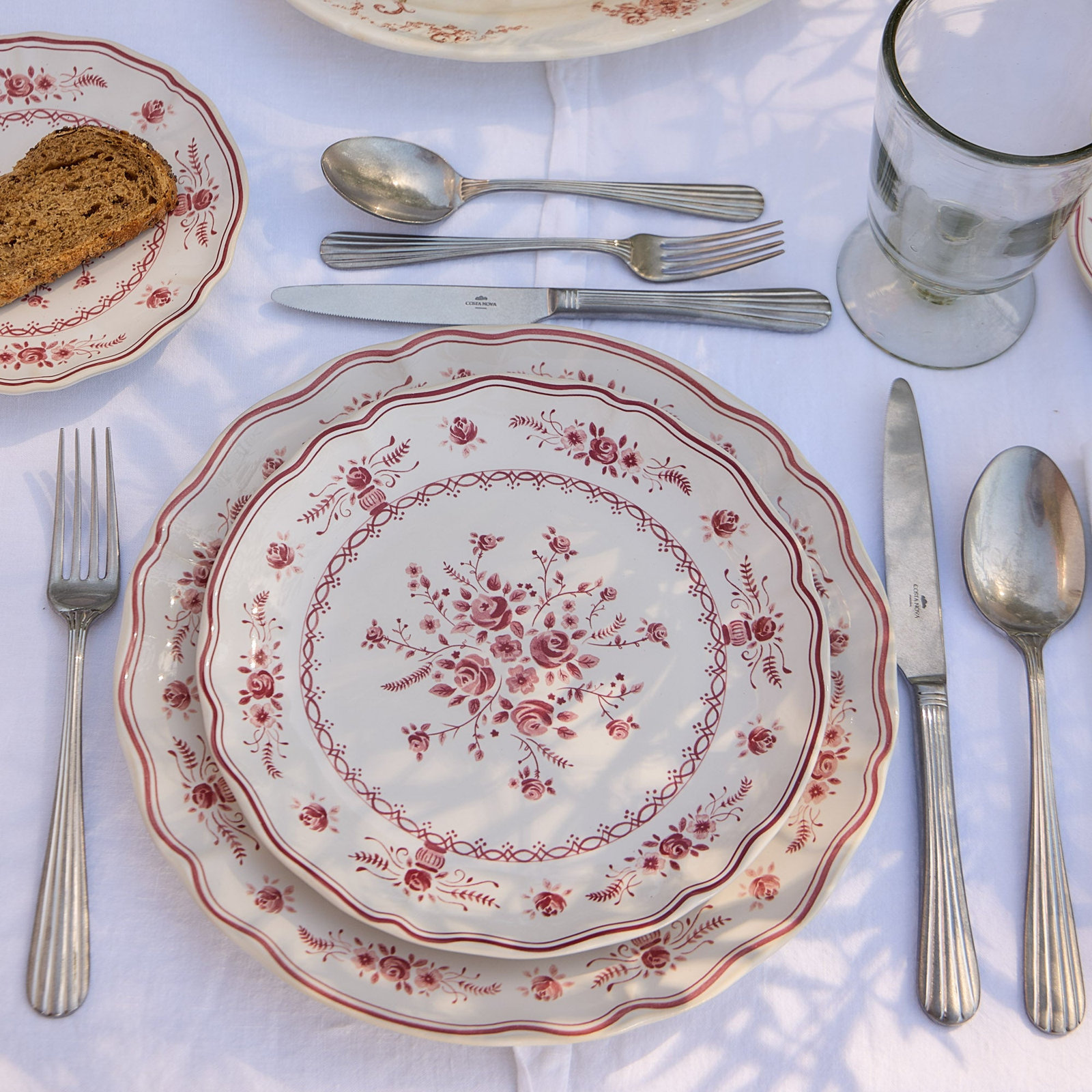 Vila 8" Salad Plate, White/Red