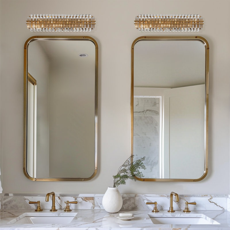 Meuble-lavabo en laiton vieilli clair, Six lumières, Laiton vieilli, H 8 po x l 31,5 po x P 6 po