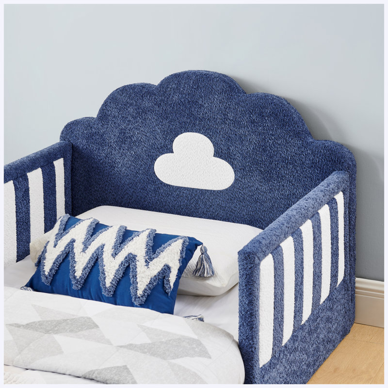 Lit double Cloud avec barrière de sécurité, cadre en bois massif, tissu bouclé, crème, Bleu ciel