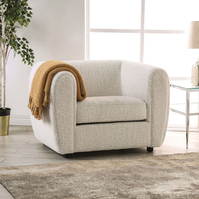 Chaise contemporaine à coussin carré avec dossier bas, mousse haute densité, pieds en bois et accoudoirs hauts pour un confort moderne