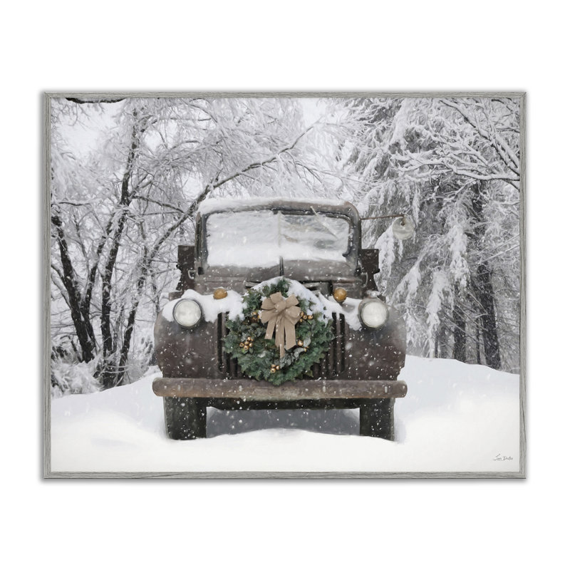 «Wreathed Truck in Snow», estampe numérique, conception par Lori Deiter, H 16 po x l 20 po, Estampe numérique Farmhouse