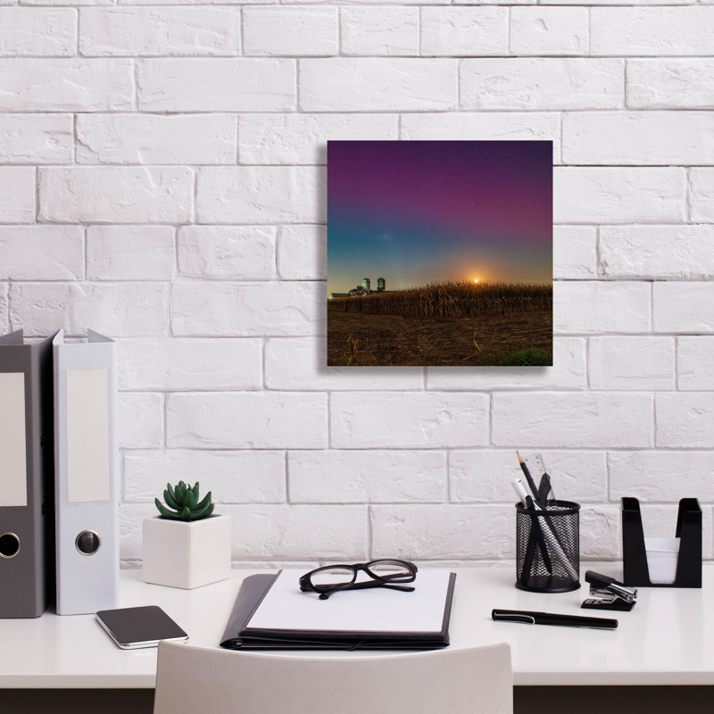  «Aurora Borealis Over Farm» par Epic Portfolio, art mural sur toile, 12 po x 12 po, H 12 po x l 12 po