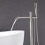 Robinet de baignoire autoportant 34 po à poignée simple moderne en acier inoxydable avec douche à main 34 po-134381398