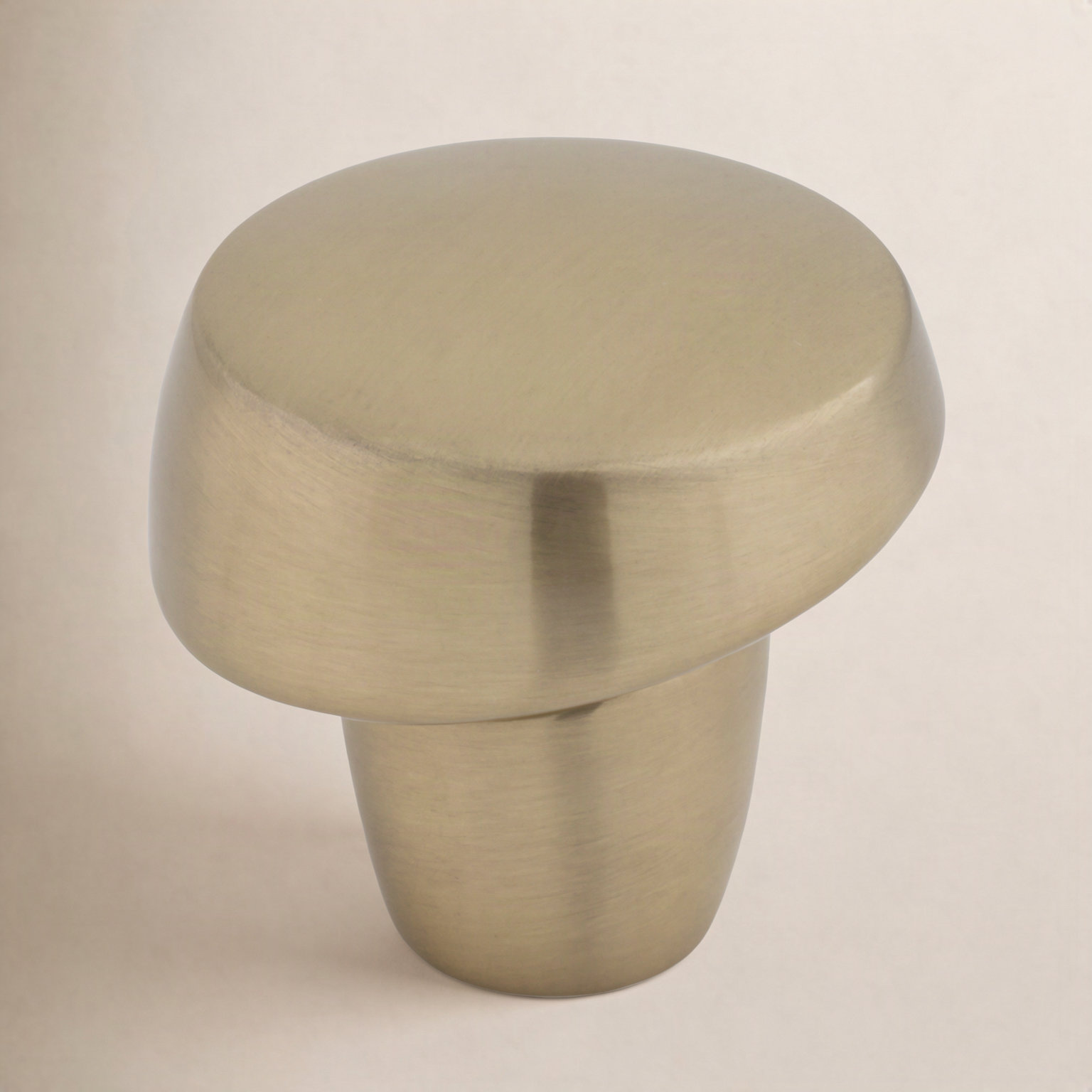 Florham 1 1/4" Diameter Round Knob, Honey Bronze