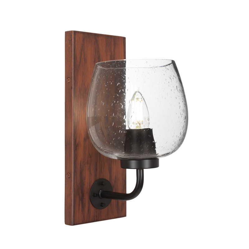 Applique murale Oxbridge montrée en noir mat et finition en métal aspect bois peint avec verre transparent de 6 po