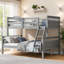Lit superposé simple classique en pin massif gris classique au-dessus d'un lit double, conception peu encombrante pour les chambres à coucher avec échelle et barrières de sécurité