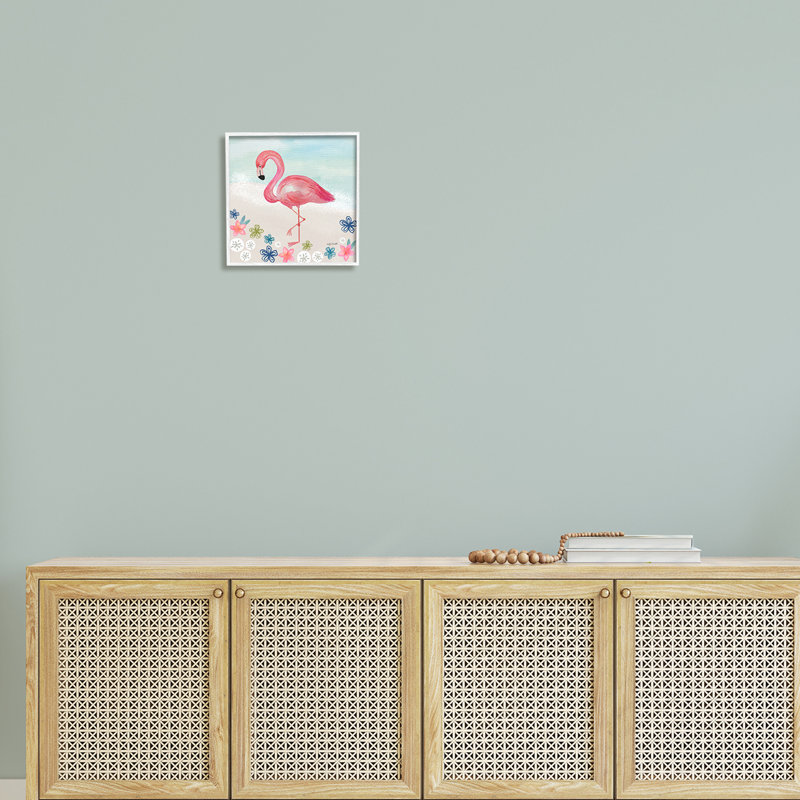 Flamant rose entre des dollars de sable et des fleurs sur le rivage gris, L 12 po x H 12 po