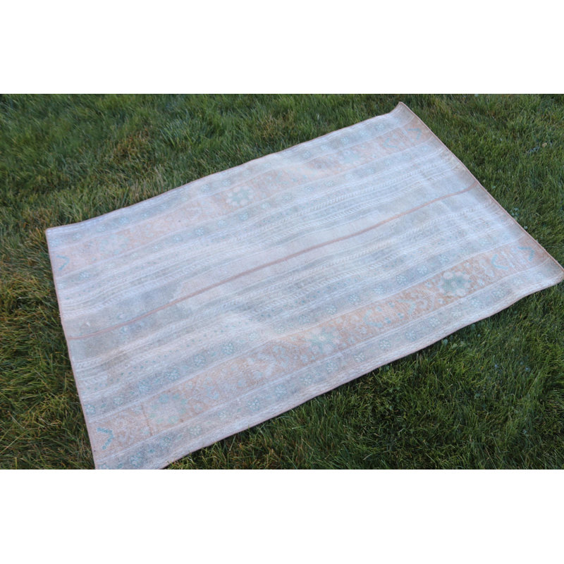 Charmant tapis turc rétro dans des tons pastel, parfait pour les espaces de décoration d'inspiration bohémienne