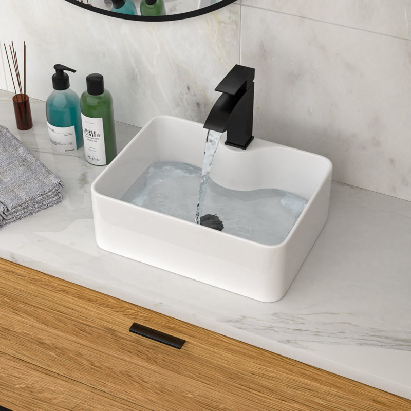 Lavabo moderne en céramique avec robinets noirs pour salles de bain élégantes