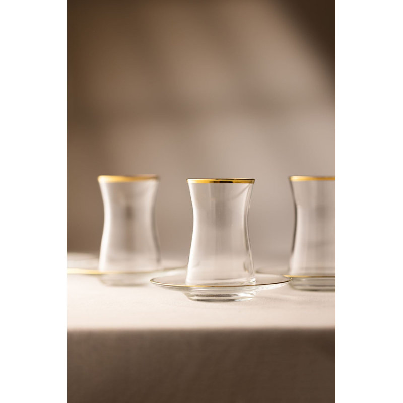 Ensemble de 12 verres à thé élégants, couleur or | 100% verre, 2,4 x 2,4 x 3,7 pouces (6 verres, 150 ml chacun) et 4,7 x 4,7 x 0,7 pouces (6 soucoupes) | Parfait pour les amateurs de thé, lavage à la main recommandé pour la longévité
