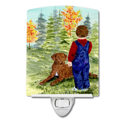 Petite garçon avec son chesapeake bay retriever light night
