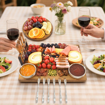 Plateau de plats délicieux avec bois d'acacia et planche à fromage