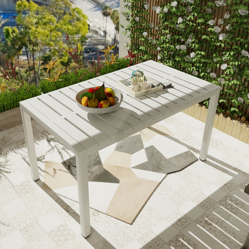 Table de salle à manger moderne blanche de 55 pouces pour barbecue, au bord de la piscine, balcon - plateau de table léger en PP, pieds en métal avec patins antidérapants, longue installation au bord de la piscine et projets d'artisanat d'intérieur tout temps, décoloration / égratignure