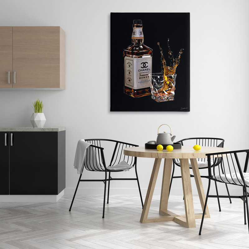 «Splashing Liqueur Glam Whiskey Bottle» par - Impression sur toile tendue, H 48 po x l 36 po x P 1,5 po