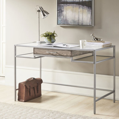 Bureau moderne avec structure en métal argenté et plateau en verre trempé pour un cadre de table élégant