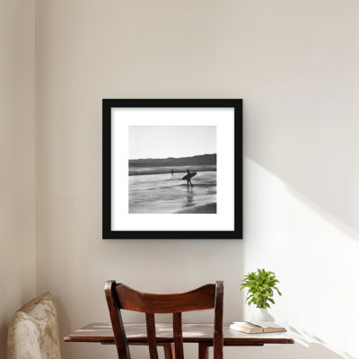 Surfers - Reproduction matte encadrée noir et blanc pour la décoration intérieure