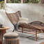 Chaise longue d'extérieur en osier avec table