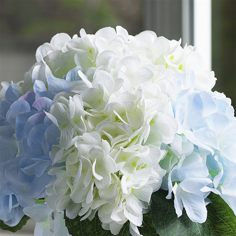 Arrangements floraux en soie dans un vase