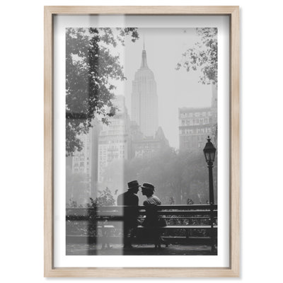 Décoration murale Romance in NYC Shadowbox Print par Notoriart, cadre en chêne naturel, H 46 po x l 31 po