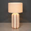Lampe de table en grès avec rayures peintes à la main et abat-jour en lin