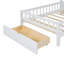 Lit en bois pour maison avec canapé rembourré, système de charge, recharge sans fil, tablettes ouvertes et tiroirs de rangement-129345172