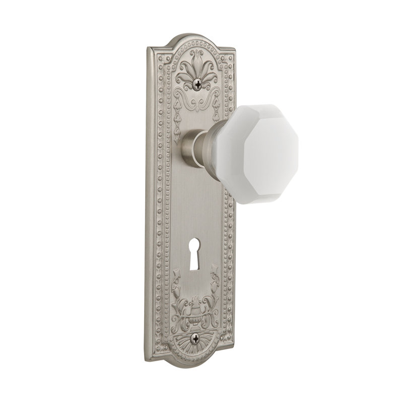 Assiette Meadows avec trou de serrure décoratif et bouton blanc Waldorf, Nickel satiné, 2 3/4 po