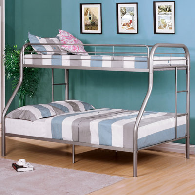 Lit superposé simple au-dessus d'un lit double en métal de style contemporain argenté avec matelas attaché prêt pour la chambre des jeunes