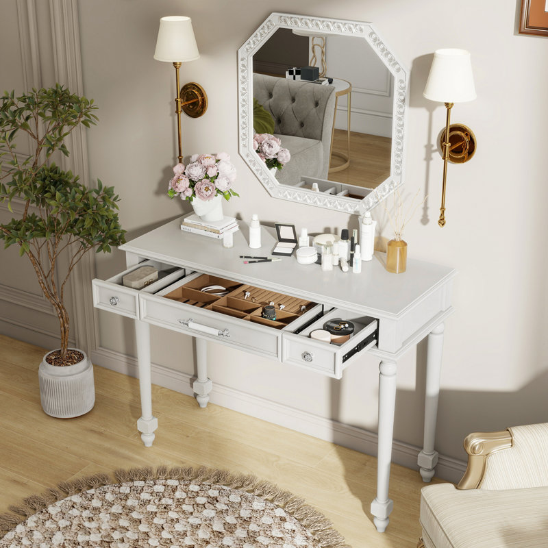 Bureau de maquillage rétro avec grand miroir