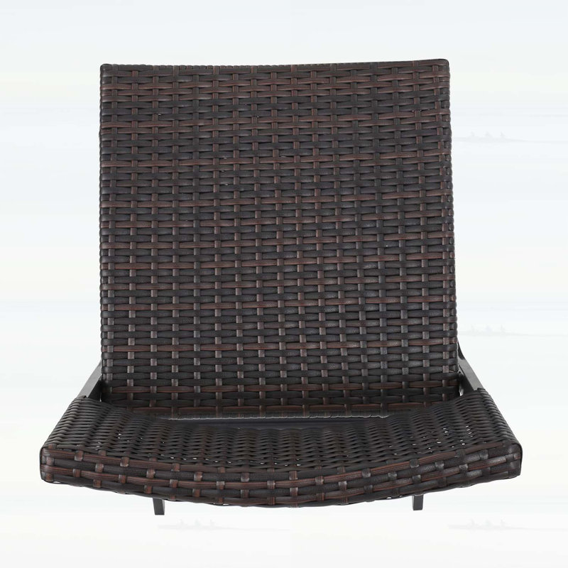Chaise pliante d'extérieur en osier et tabourets de bar en rotin