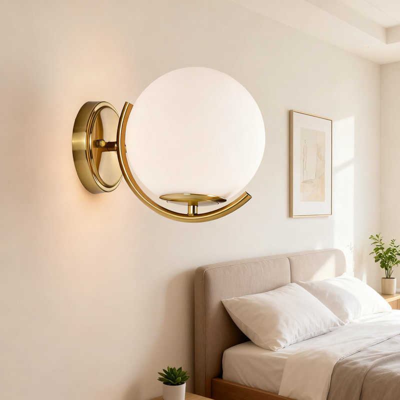Applique murale moderne de style Mid-Century avec abat-jour en verre givré de 7,1 po, applique murale câblée dorée pour la chambre à coucher, le salon, le couloir, la base E26, compatible avec les ampoules compactes