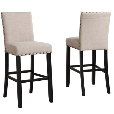 Tabourets de bar brun clair, 2. Bois franc avec garniture cloutée. Siège revêtu de lin et de coton. Finition foncée. H 44 po, hauteur de siège de 30 po. 16 po x 23 de 2. Bois franc, revêtement.
