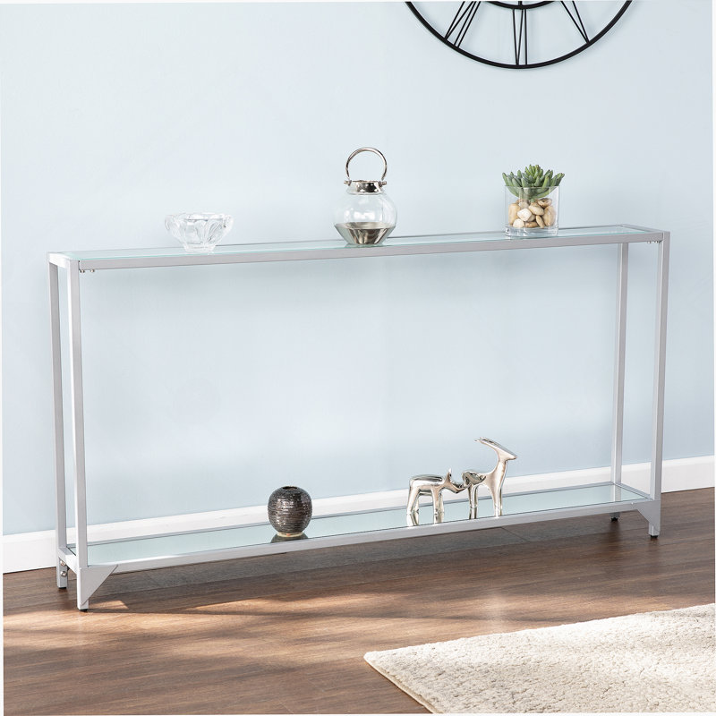 Console étroite avec finition argentée et tablettes en verre, décoration glamour et peu encombrante