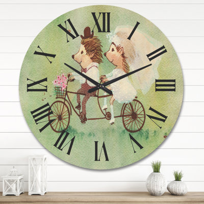 Couple de hérissons chevauchant une horloge murale en bois