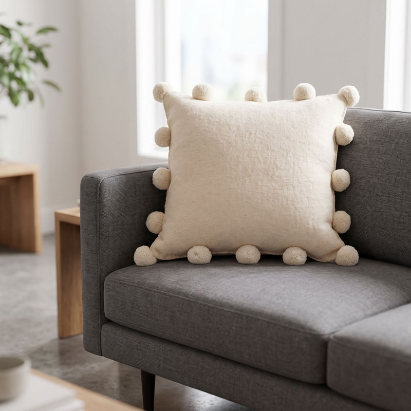 Housse de coussin en laine feutrée à la main Cream Pom Poms - 20 po, Crème, Oreiller (inclus)