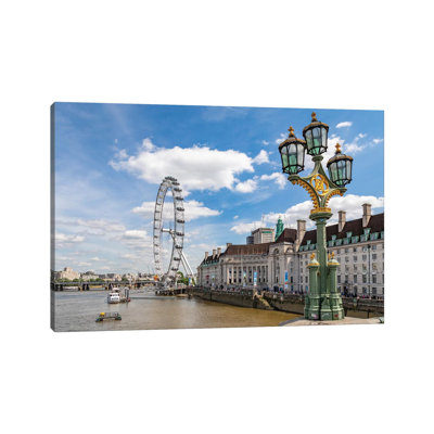 «The London Eye and iconic British lampadaire in London, England» par Michele Niles - reproduction de photo sur toile tendue